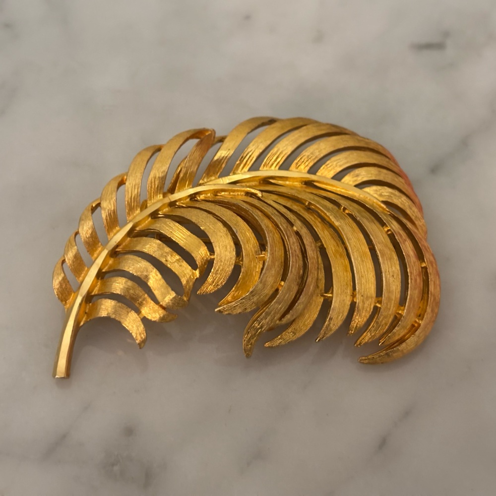 Vintage Capri Textured Feather Leaf Gold Tone Brooch Pin STUNNING